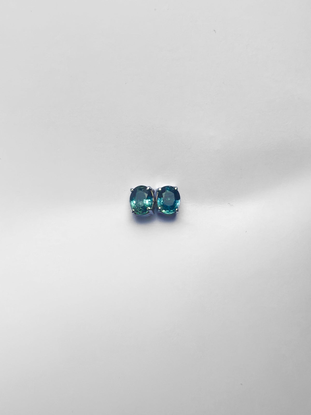 Boucles d’oreilles en saphir bleu-vert